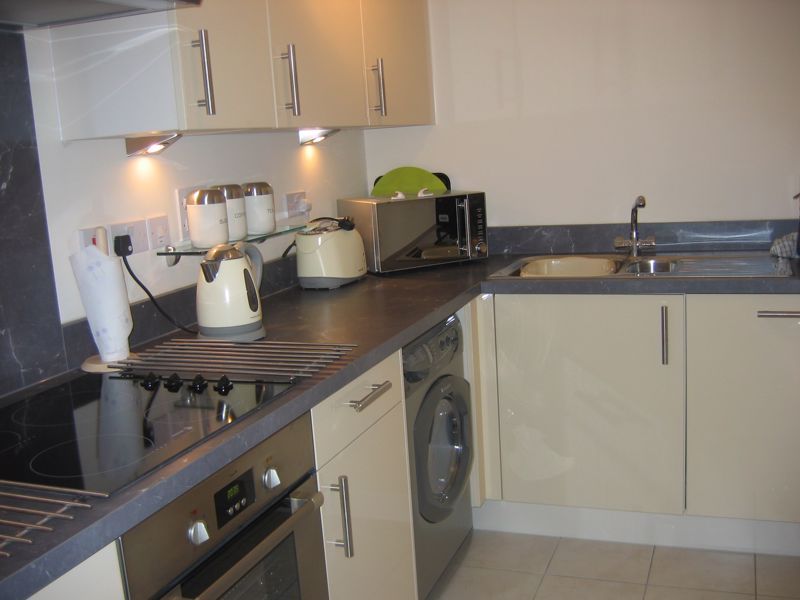 2 bed flat to rent in Lifeboat Quay, Poole BH15, £1,300 pcm