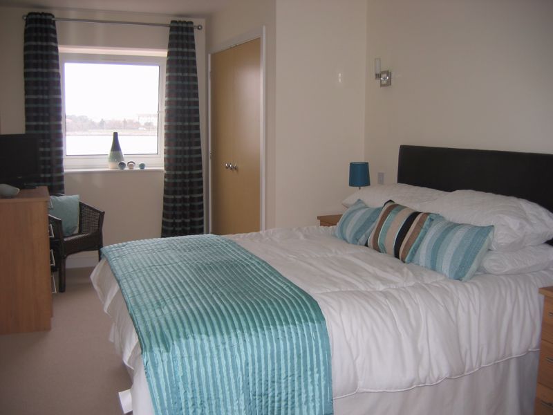 2 bed flat to rent in Lifeboat Quay, Poole BH15, £1,300 pcm
