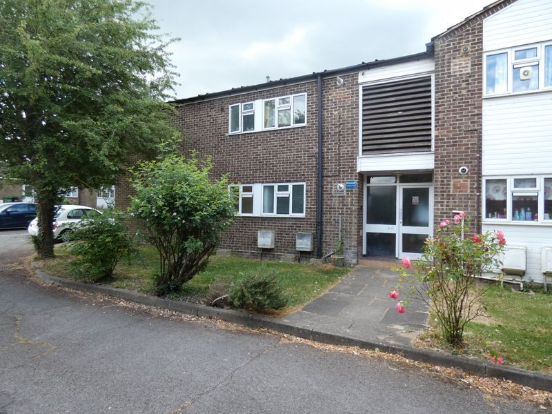 2 bed flat for sale in Elmswood, Bookham, Leatherhead KT23, £275,000