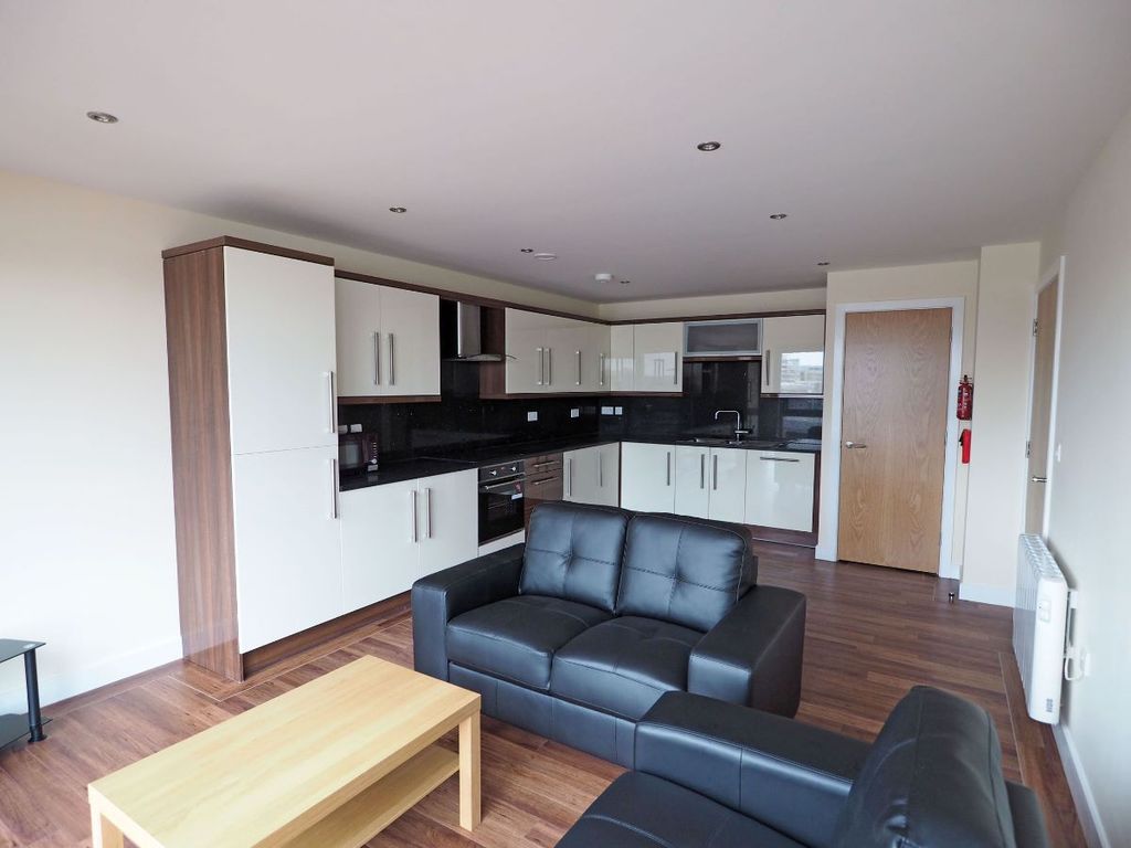3 bed flat to rent in Fitzwilliam Street, Sheffield S1, £529 pppm