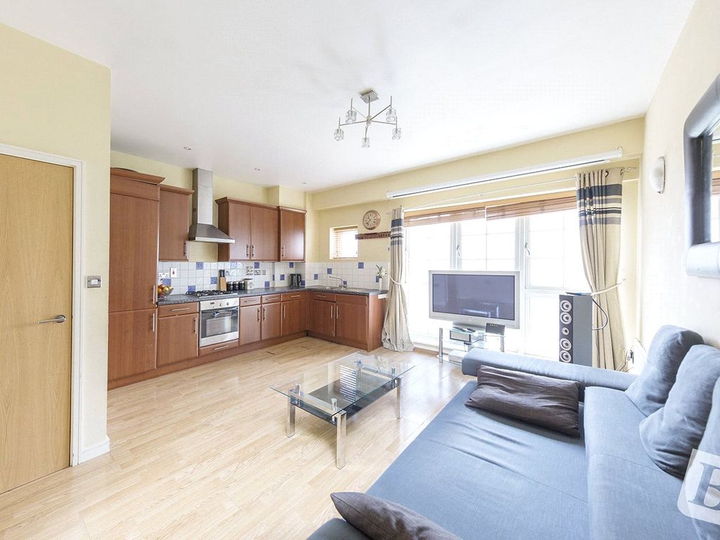 2 bed flat for sale in Amber Court, High Street, Romford RM1, £240,000