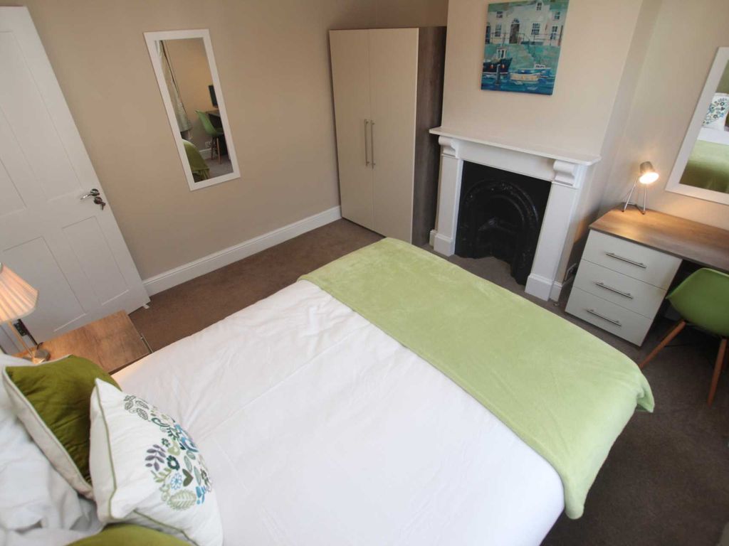 Room to rent in Hemdean Road, Reading RG4, £750 pcm