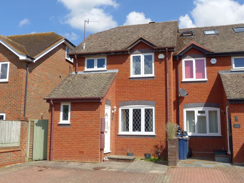3 bed end terrace house for sale in Groves Close, Bourne End SL8, £450,000