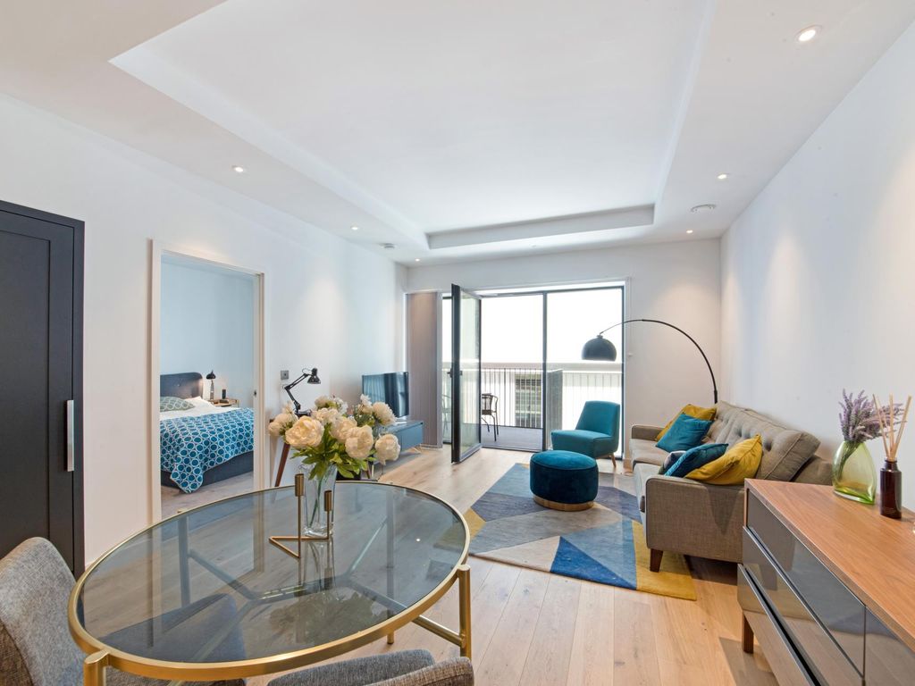 1 bed flat for sale in Modena House, London City Island, London E14, £435,000