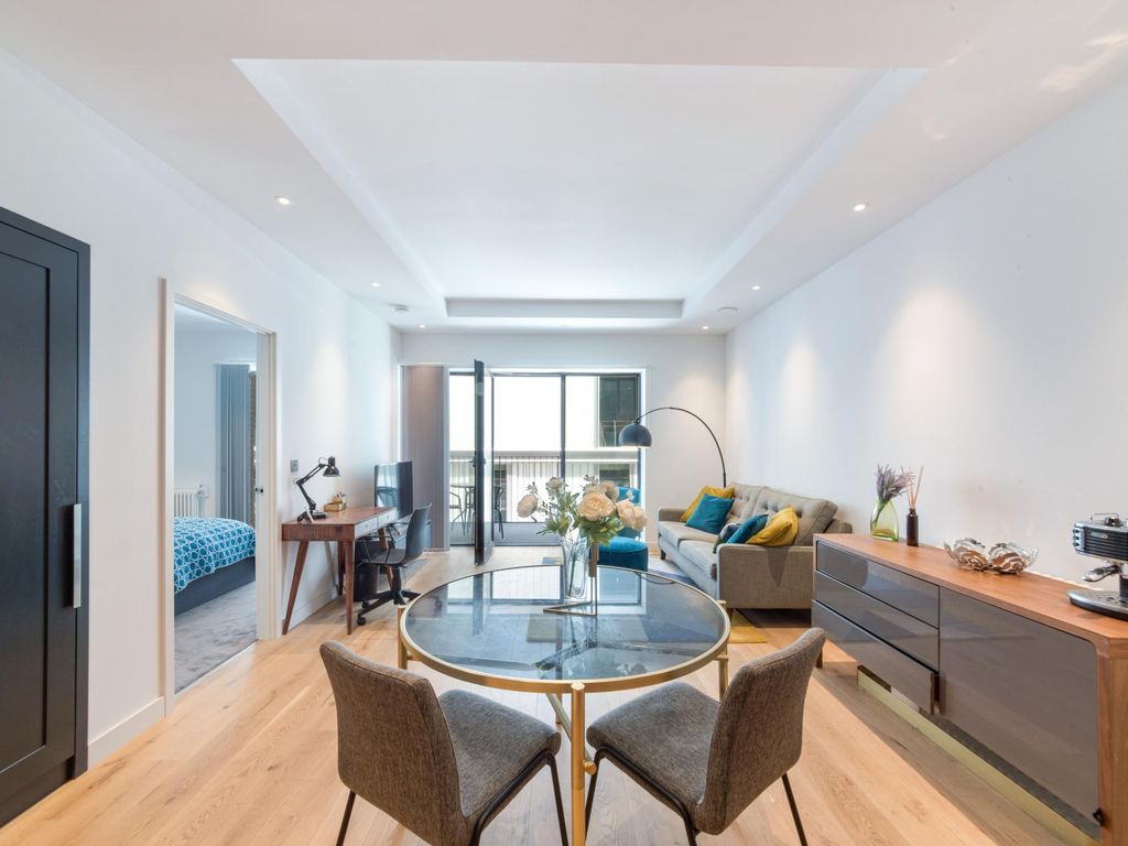 1 bed flat for sale in Modena House, London City Island, London E14, £435,000