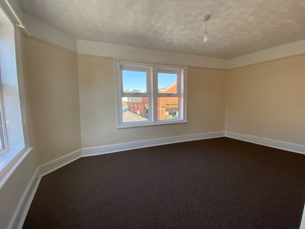 2 bed flat to rent in Bramford Road, Ipswich IP1, £750 pcm