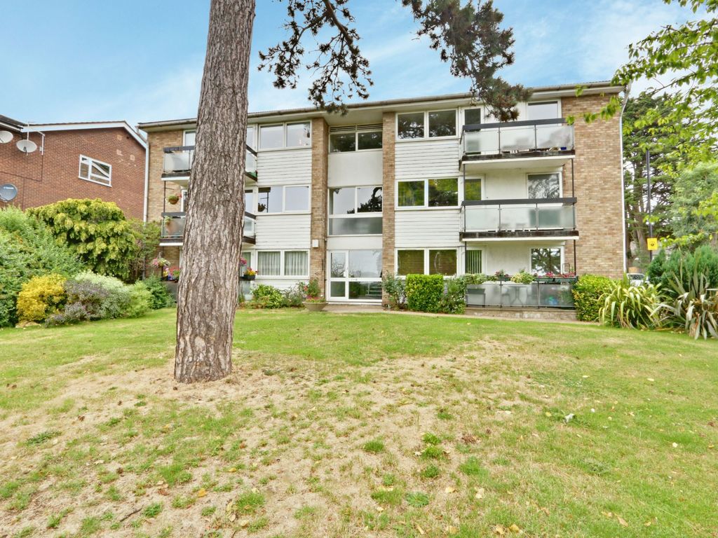 3 bed flat for sale in Lucerne Close, Palmers Green N13, £550,000