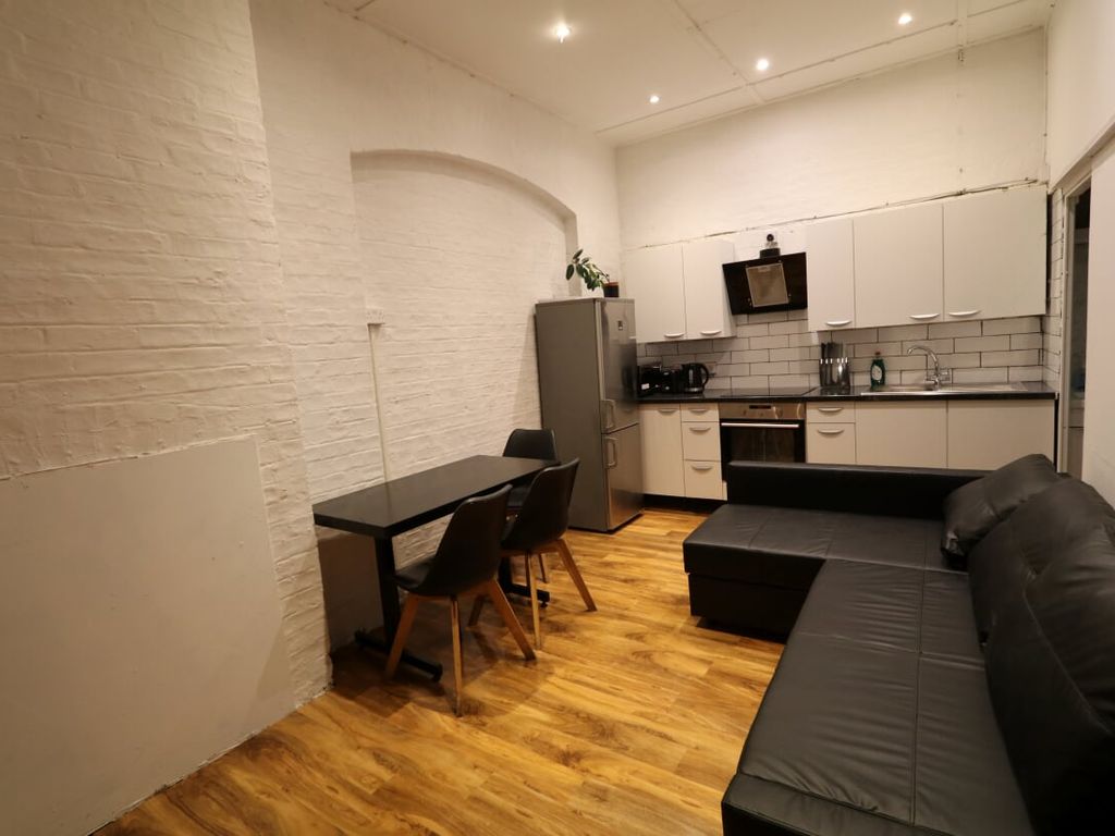 2 bed flat to rent in Goswell Road, Barbican EC1V, £2,500 pcm
