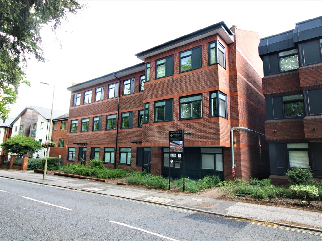 2 bed flat to rent in Fleet Road, Fleet GU51, £1,300 pcm