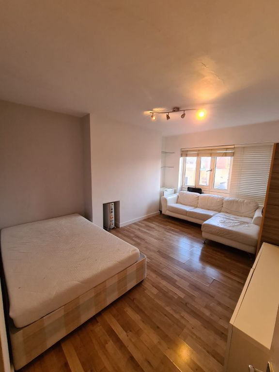 Room to rent in Roman Road, Bethnal Green, London E2, £1,200 pcm