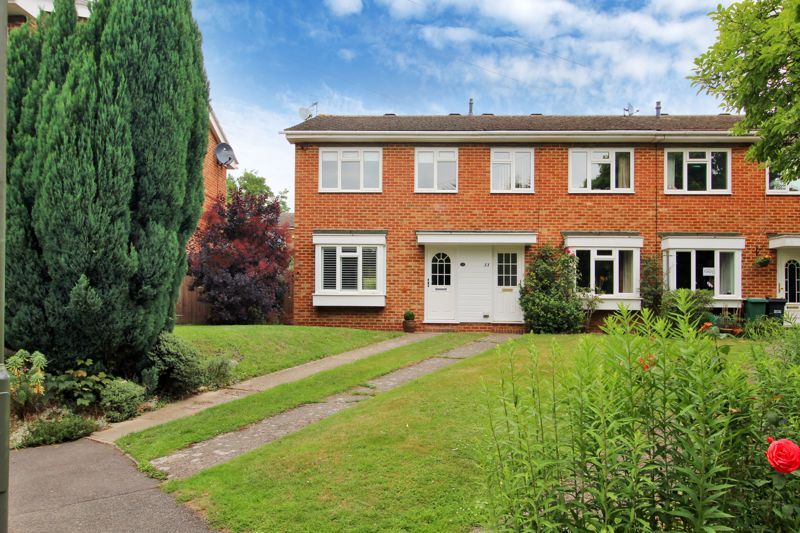 3 bed end terrace house to rent in Durfold Drive, Reigate RH2, £2,250 pcm