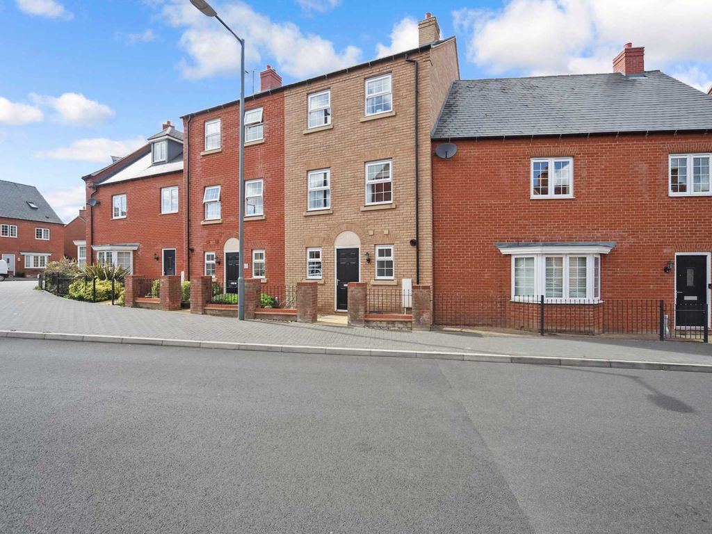 4 bed town house for sale in Pillow Way, Buckingham MK18, £379,999