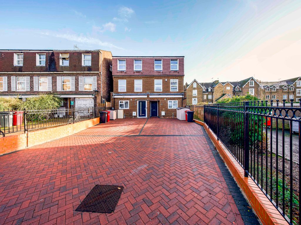 4 bed town house for sale in Arborfield Close, Slough SL1, £559,950