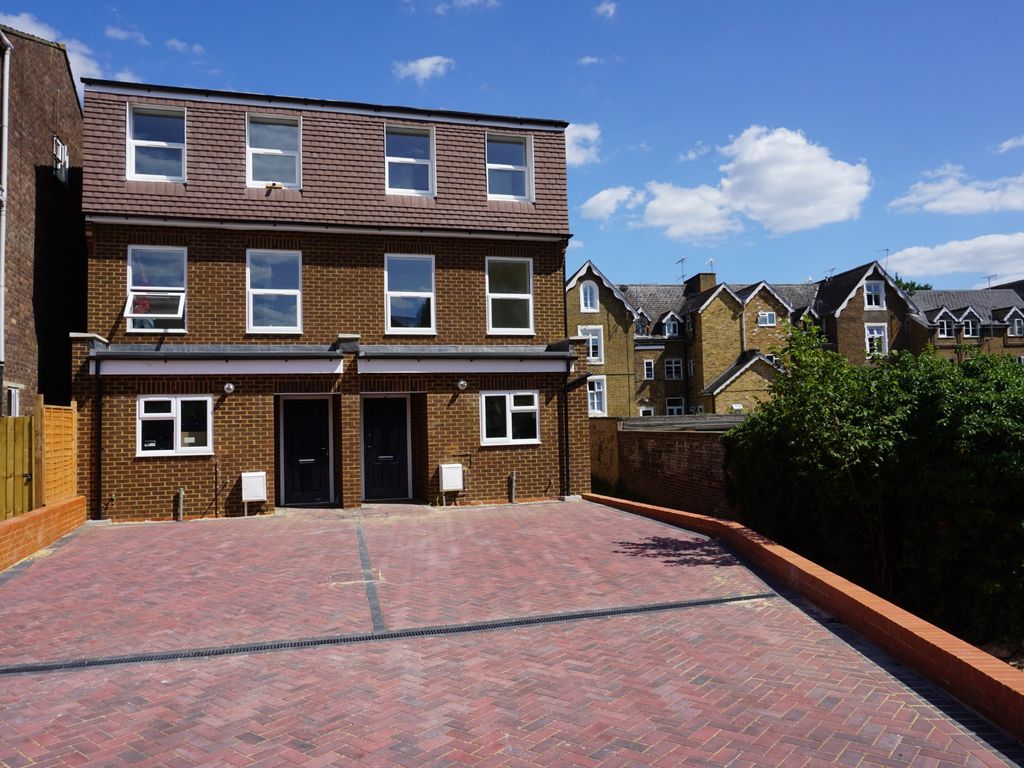 4 bed town house for sale in Arborfield Close, Slough SL1, £559,950