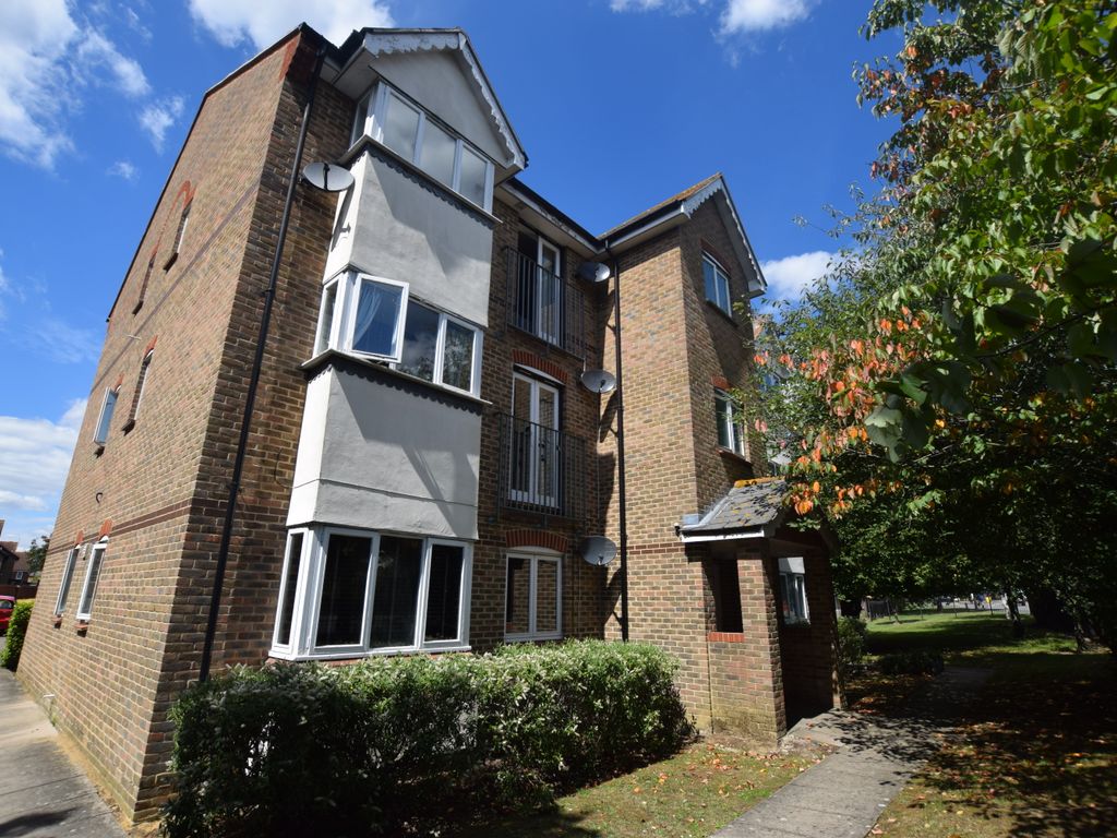 2 bed flat to rent in Hallcroft Chase, Highwoods, Colchester CO4, £975 pcm