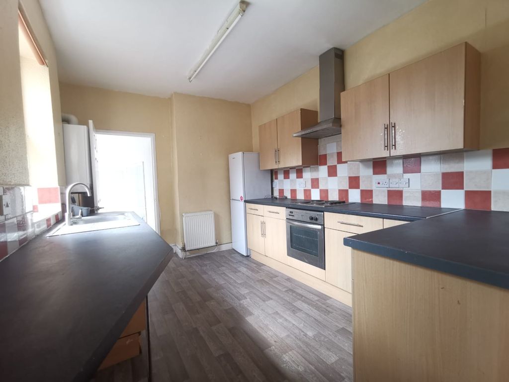 3 bed flat to rent in Saltwell Road, Bensham, Gateshead NE8, £950 pcm