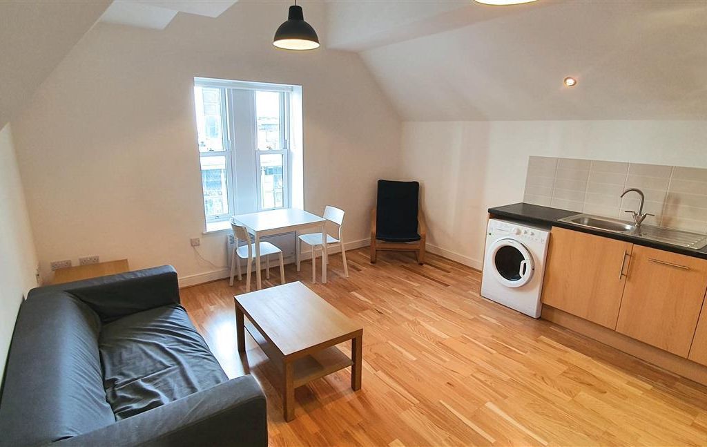 2 bed flat to rent in Churchill Villas, Churchill Way, Cardiff CF10, £1,200 pcm