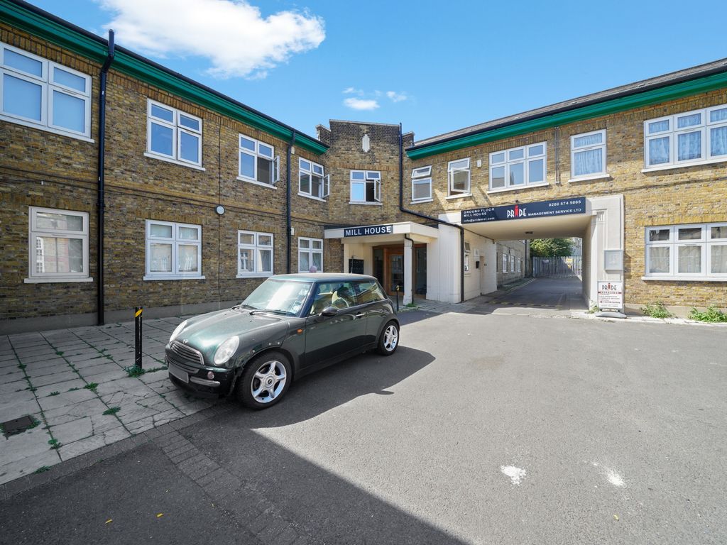 1 bed flat for sale in Windmill Lane, Ealing Borough UB2, £220,000