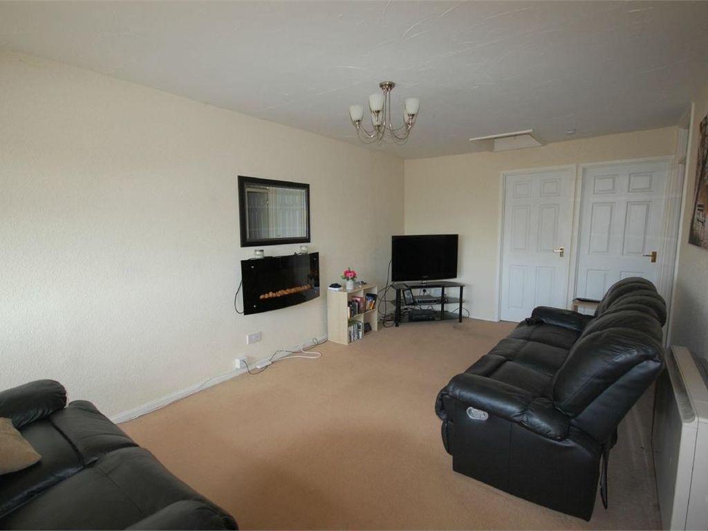 2 bed flat to rent in Hunters Way, Brixworth, Northampton NN6, £600 pcm