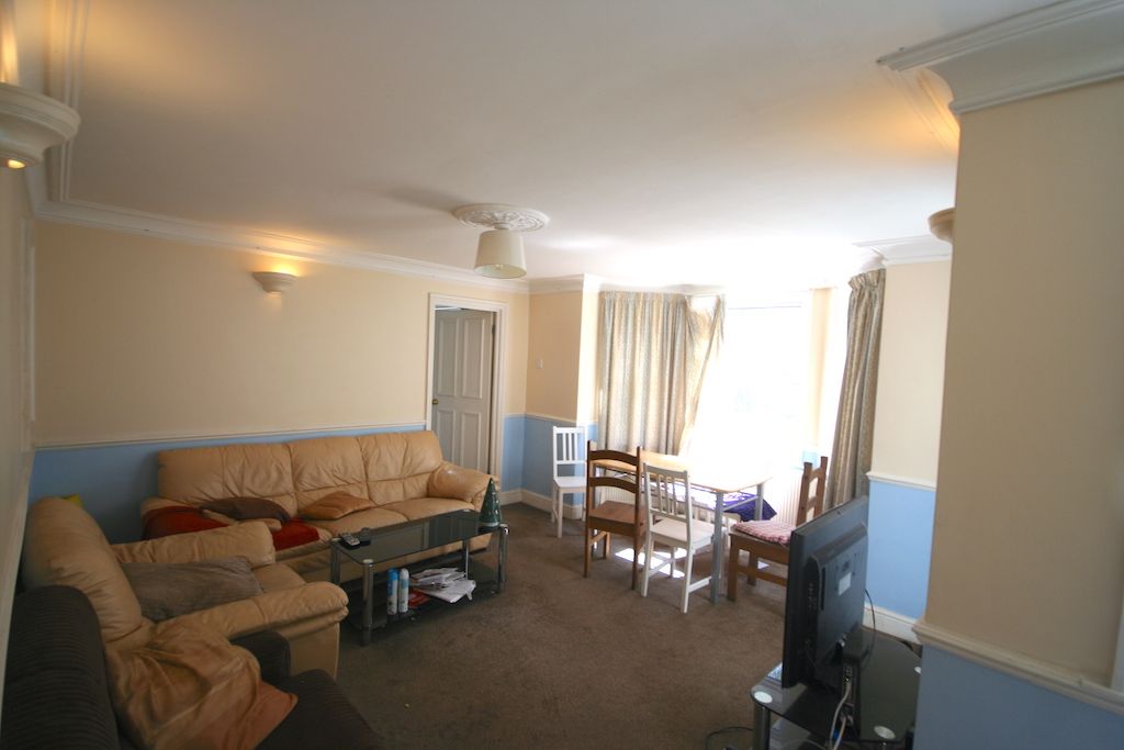 4 bed flat to rent in Salcott Road, Battersea, London SW11, £4,100 pcm