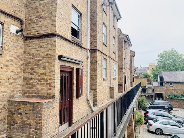 1 bed flat for sale in Wapping, London E1W, £355,000