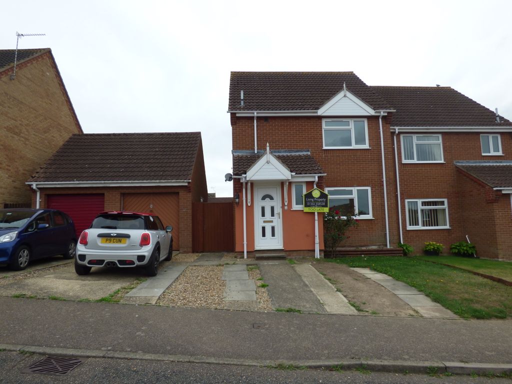 3 bed semi-detached house to rent in Meadowvale Close, Beccles NR34, £925 pcm