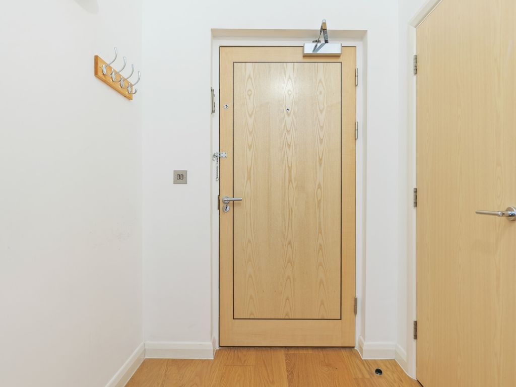 1 bed flat to rent in Larden Road, London W3, £2,100 pcm