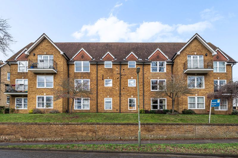 2 bed flat to rent in Old Station Way, Godalming GU7, £1,550 pcm