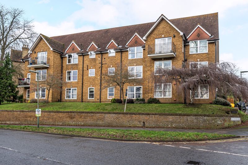 2 bed flat to rent in Old Station Way, Godalming GU7, £1,550 pcm