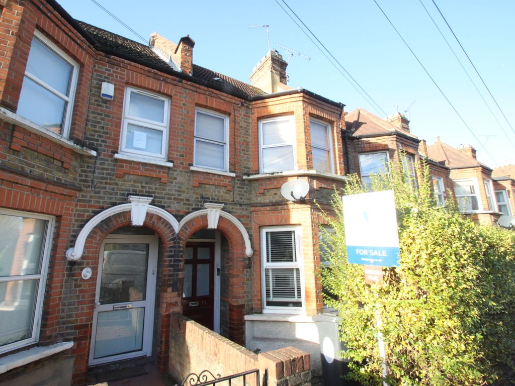 1 bed flat for sale in Chingford Lane, Woodford Green IG8, £315,000