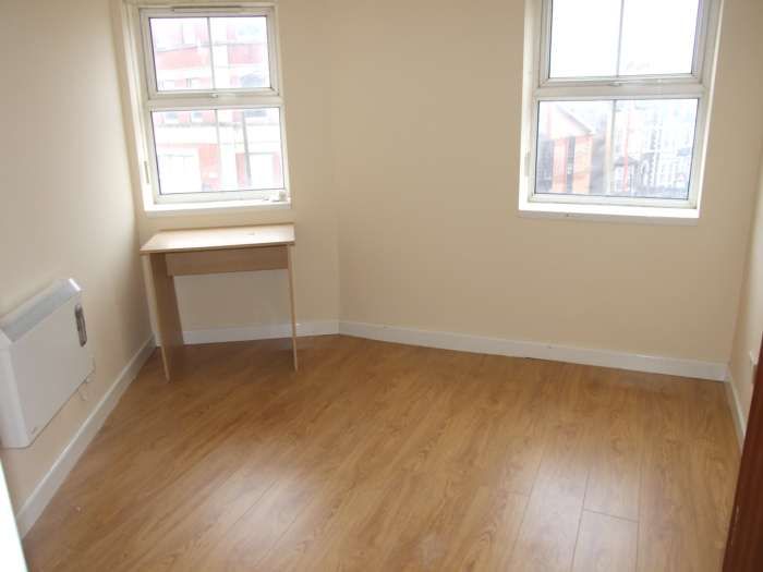 4 bed flat to rent in Tudor Street, Grangetown CF11, £1,300 pcm