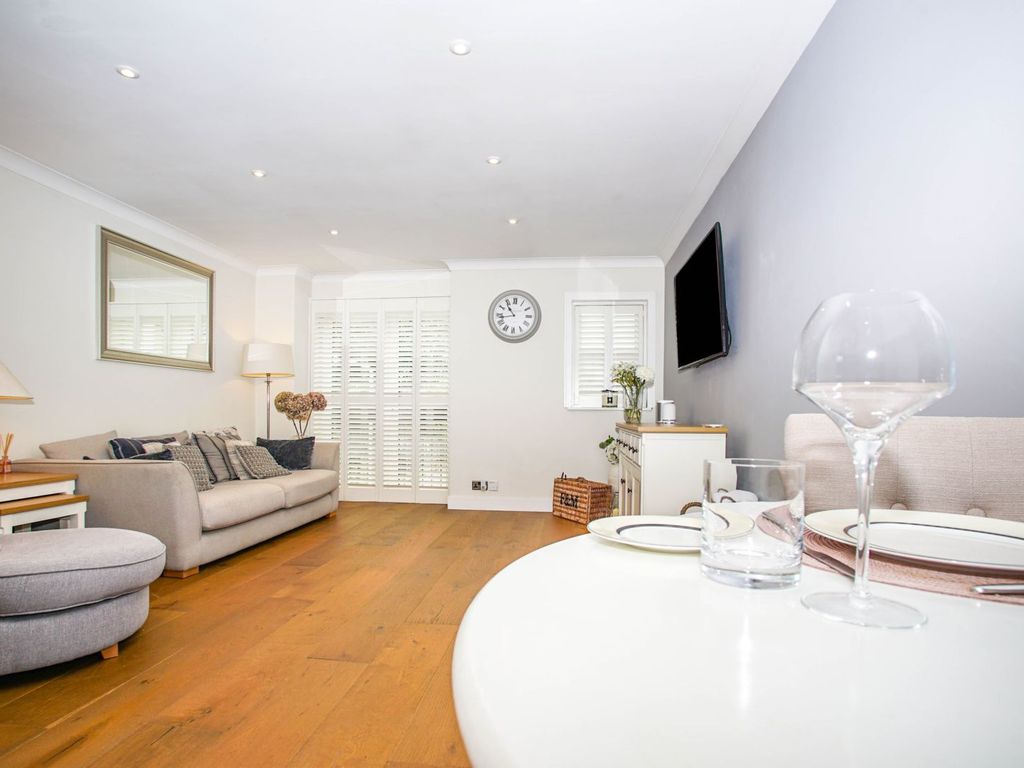 1 bed flat for sale in Kingswood Terrace, Chiswick W4, £550,000