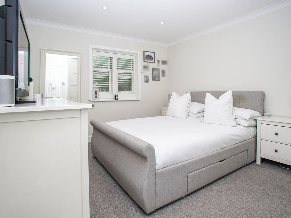 1 bed flat for sale in Kingswood Terrace, Chiswick W4, £550,000