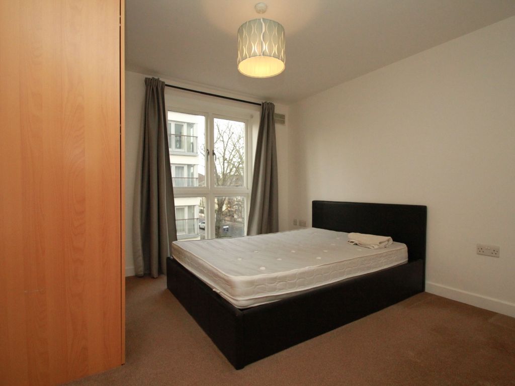 2 bed flat for sale in Tredegar Road, London E3, £425,000