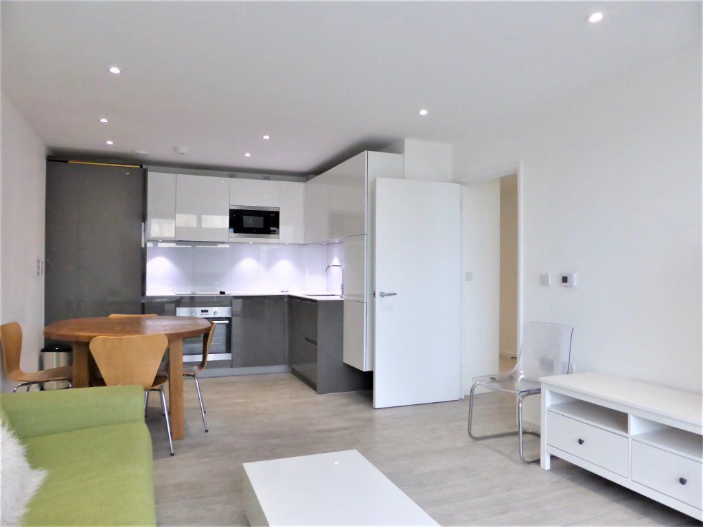 2 bed flat to rent in Fleet Street, Brighton BN1, £2,300 pcm