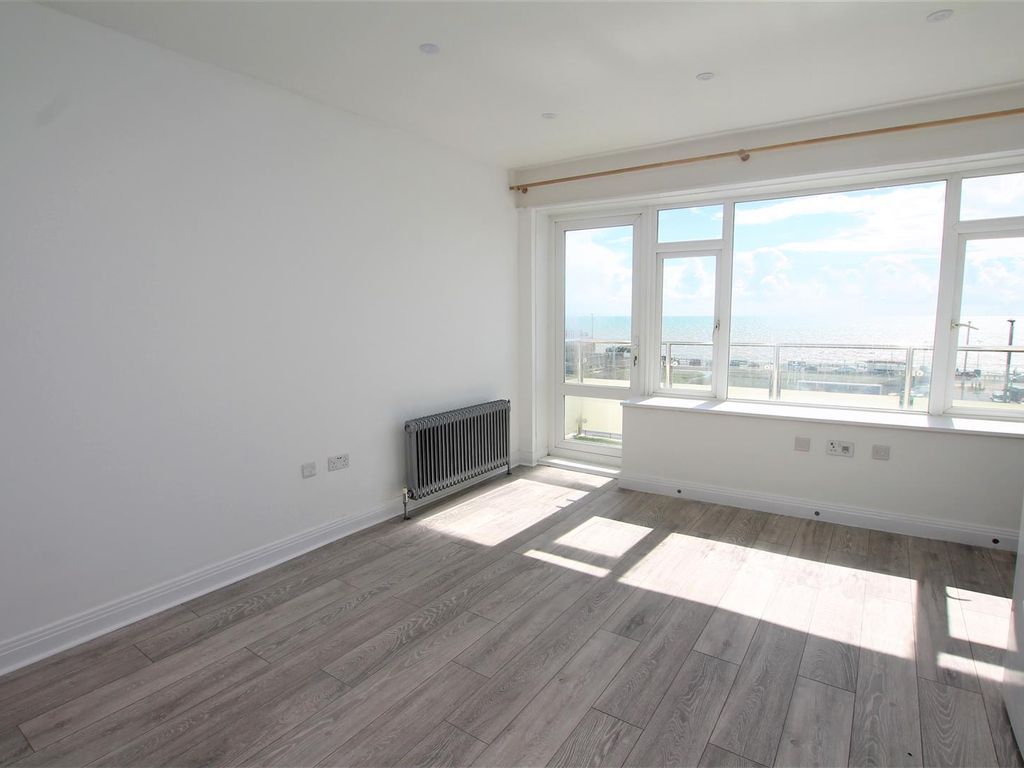 3 bed flat to rent in Kingsway, Hove BN3, £1,700 pcm