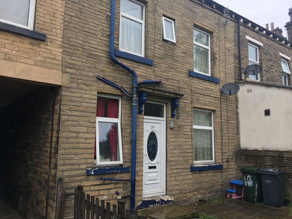 3 bed terraced house to rent in Clement St, Bradford BD8, £650 pcm