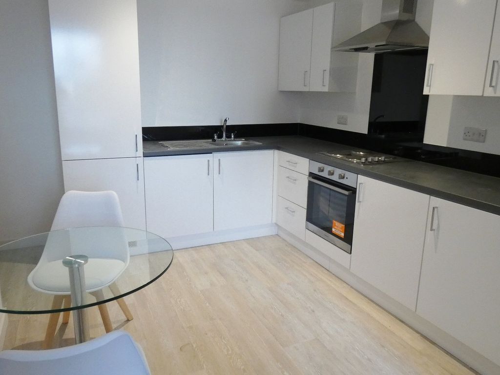 2 bed flat to rent in Cross Street, Preston PR1, £750 pcm