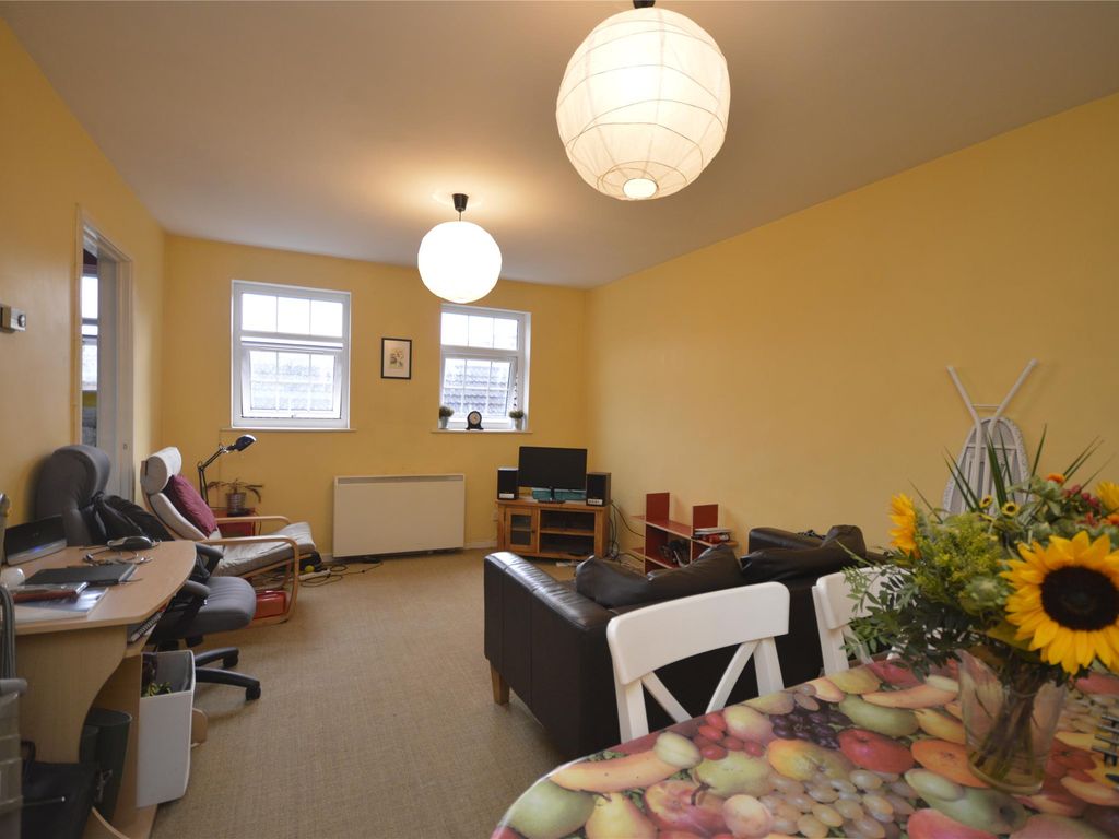 2 bed flat to rent in Richmond Court, Richmond Dale, Bristol BS8, £1,500 pcm