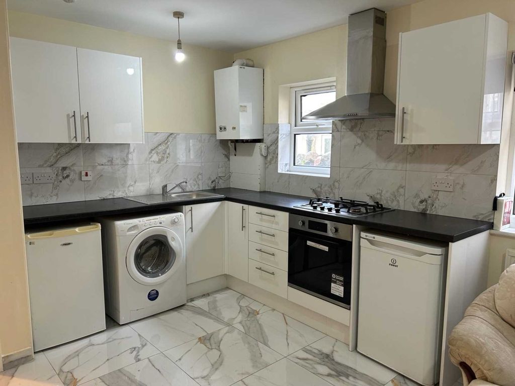 2 bed flat to rent in Richmond Road, Cardiff CF24, £1,050 pcm