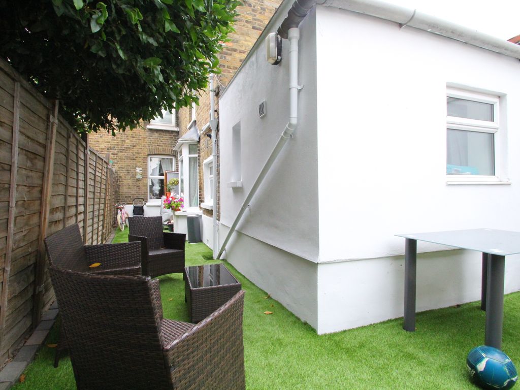 2 bed flat for sale in Stanley Road, Haringey N15, £445,000