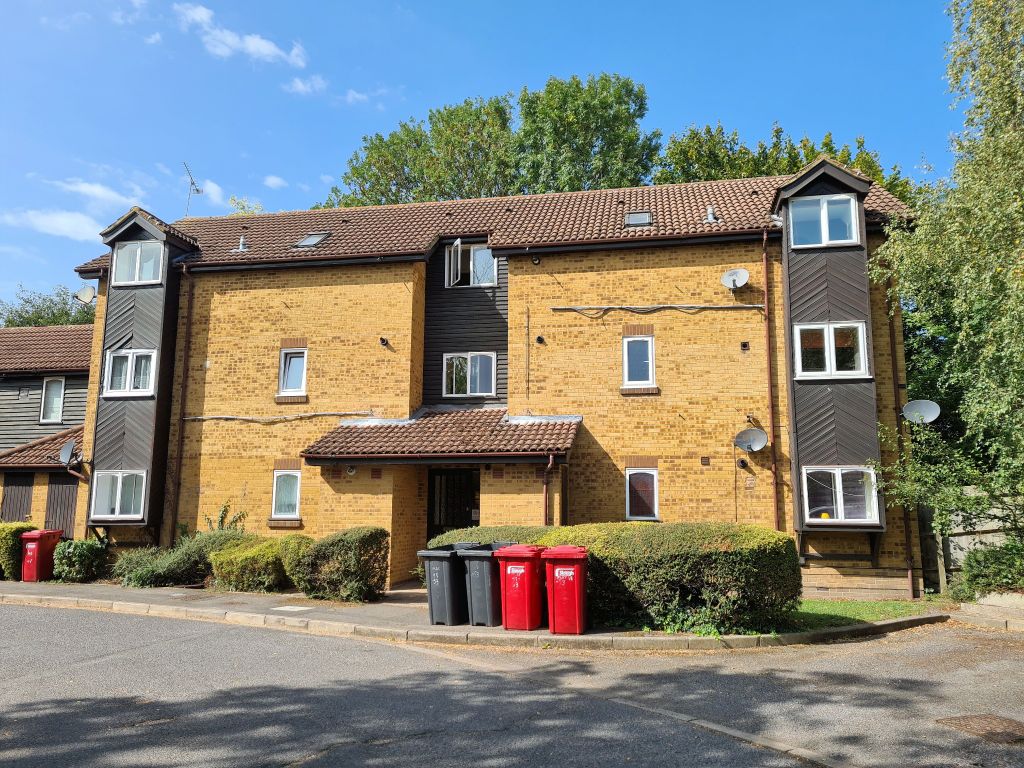 1 bed flat to rent in Albany Park, Colnbrook, Slough SL3, £1,100 pcm