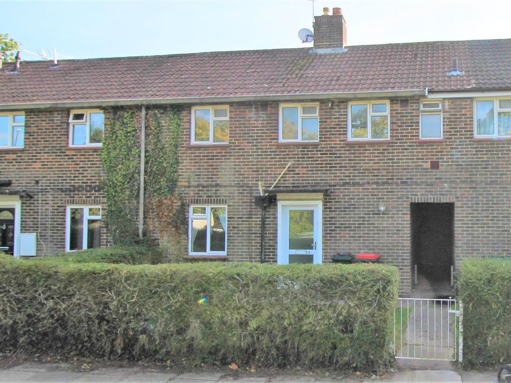 3 bed property to rent in North Mead, Crawley RH10, £1,600 pcm