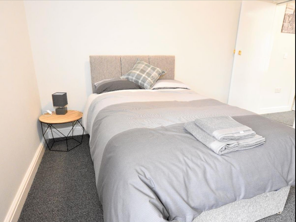 Room to rent in Birks Street, Stoke On Trent ST4, £475 pcm