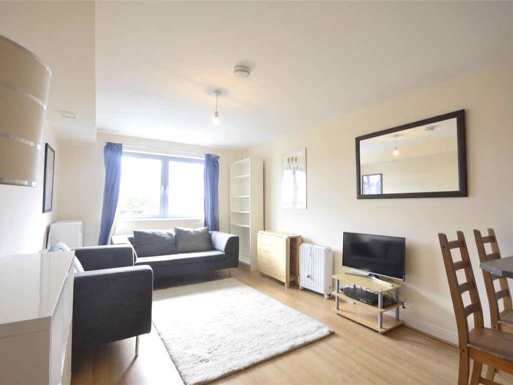 1 bed flat to rent in Balham High Road, Balham High Road, Balham SW17, £1,700 pcm