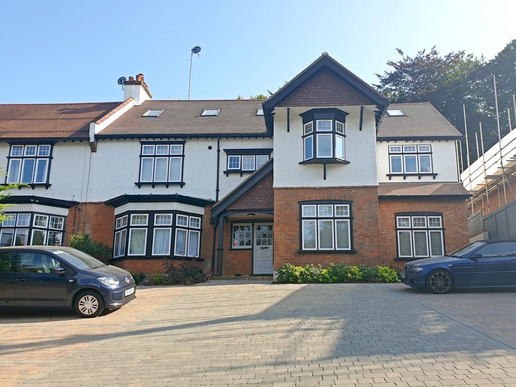 2 bed flat for sale in Woodcote Valley Road, Purley CR8, £385,000