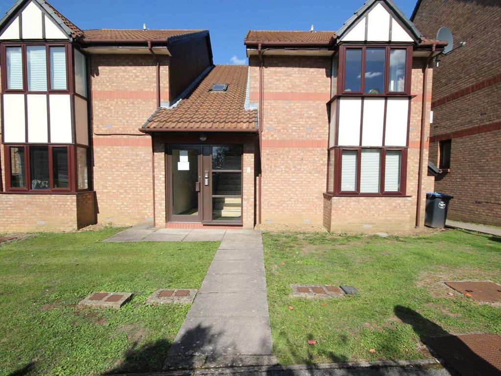 Studio to rent in Viewfield Close, Harrow HA3, £1,150 pcm