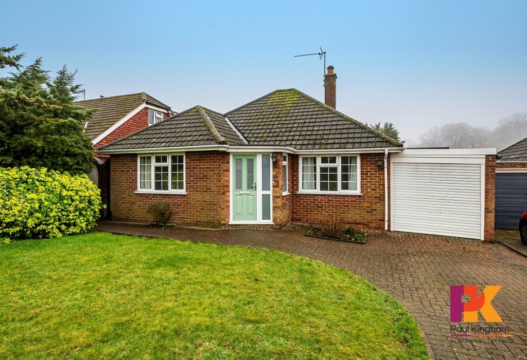 3 bed detached house to rent in Sedgmoor Gardens, Flackwell Heath, High Wycombe HP10, £2,300 pcm