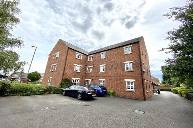 2 bed flat to rent in Massingham Park, Taunton TA2, £950 pcm