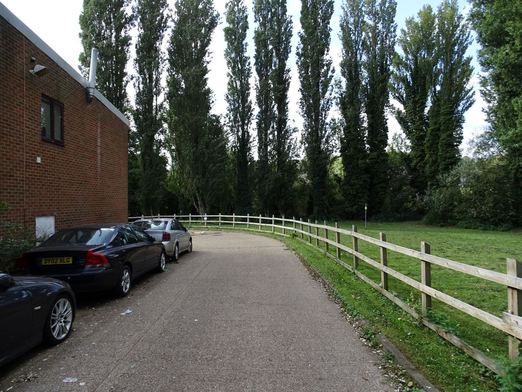 Land to let in Lower Luton Road, Harpenden AL5, £6,000 pa